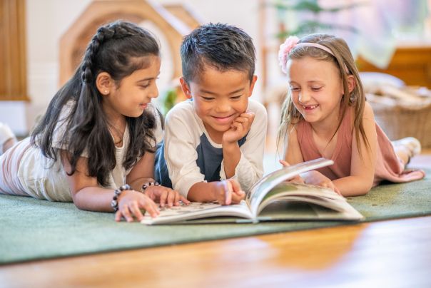 Kinderen lezen in een boek, symboliseert de nieuwsgierigheid naar het magazine van Bilingual World. Vraag nu gratis ons magazine aan en ontdek de wereld van Bilingual World.