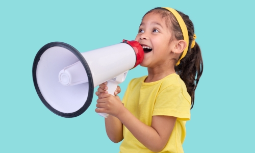 Meisje met megafoon roept enthousiasme uit, symboliseert de boodschap dat iedereen moet weten over Bilingual World en de voordelen van Engels leren.