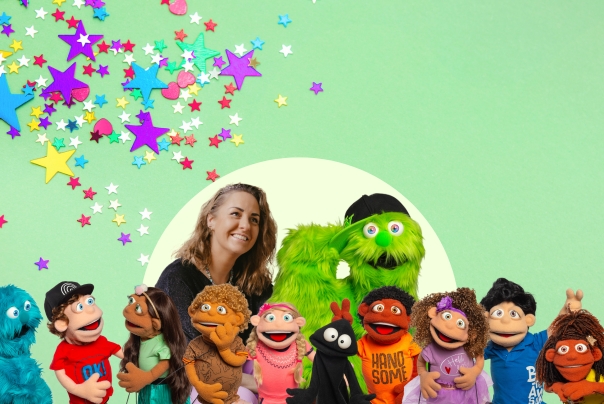 Liana Boogaars van Bilingual World met iconische karakters – kleurrijke ontmoeting in taal, talent en wereldburgerschap