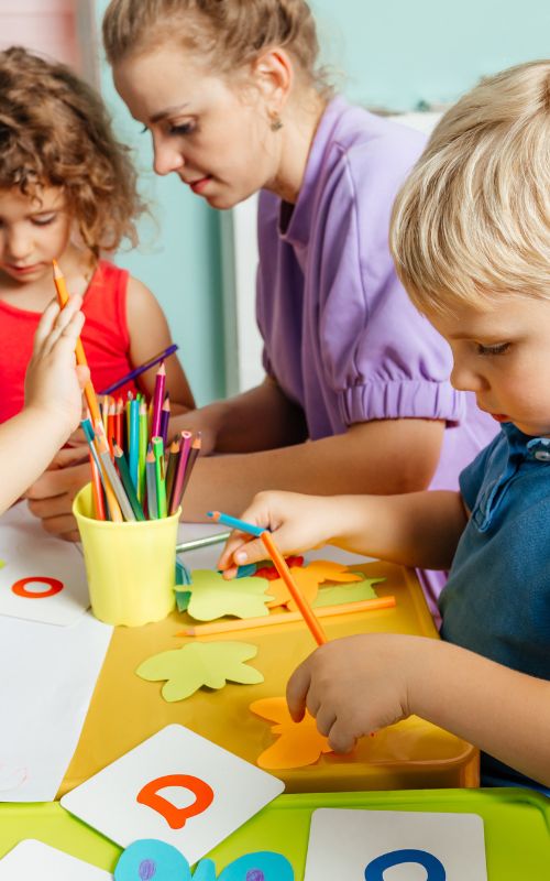 Creatief Engels leren voor kinderen: samen kunst maken en taalvaardigheid ontwikkelen.