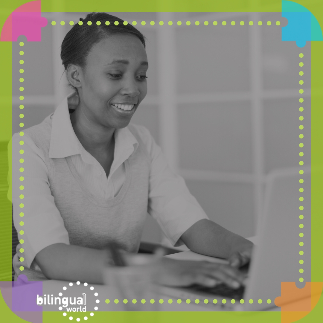 Vrouw stuurt een mail naar Bilingual World - Vragen, ideeën of een snelle shout-out? Mail ons!
