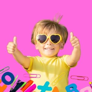 Een jongetje met een zonnebril op en zijn duim omhoog, straalt zelfvertrouwen uit. Met Bilingual World houd ik mijn Engelse taalvaardigheid up-to-date