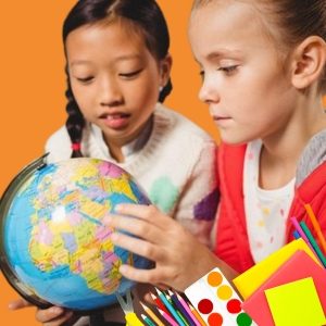 Kinderen ontdekken de wereld met een wereldbol, symbool voor het leren van Engels bij Bilingual World.