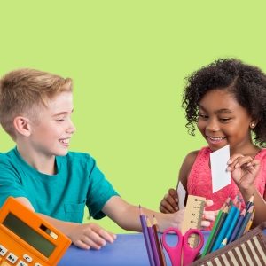 Kinderen werken samen aan een project terwijl ze soft skills en Engels leren bij Bilingual World, een stimulerende leeromgeving voor taalontwikkeling